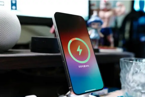 珠海苹果15换屏服务分享用什么充电器给iPhone15充电更好 